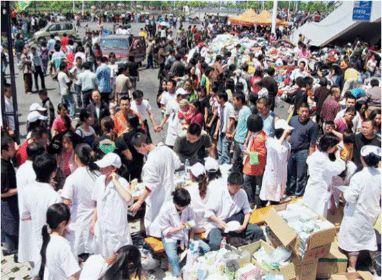 5月14日，绵阳市九洲体育馆，受灾群众领取药品和衣物（肖青  摄）.PNG